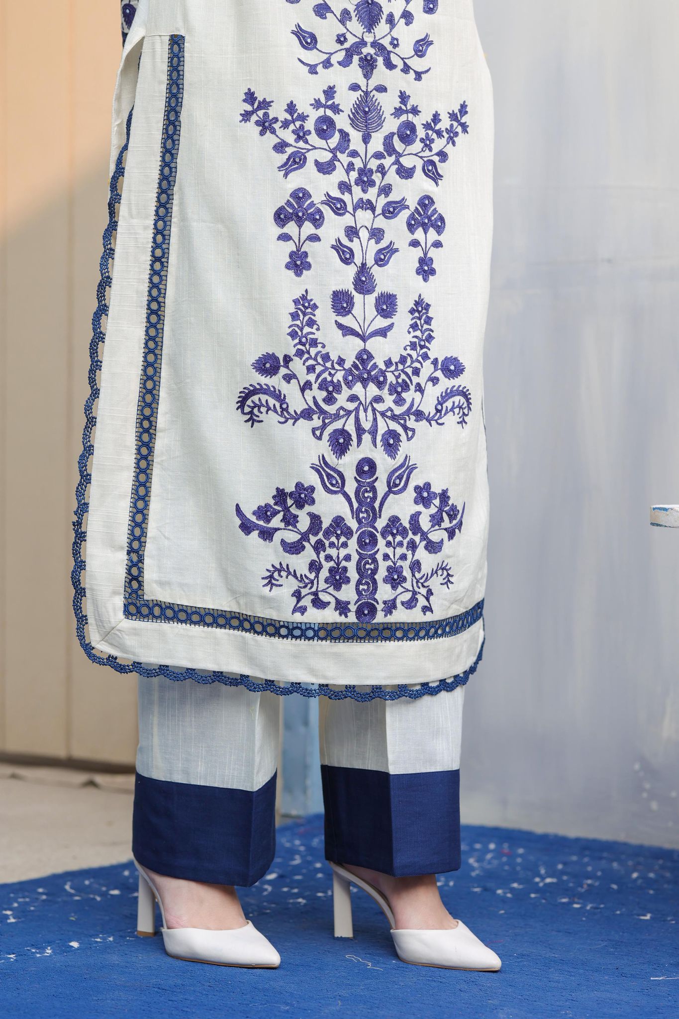 BASIC WHITE & BLUE